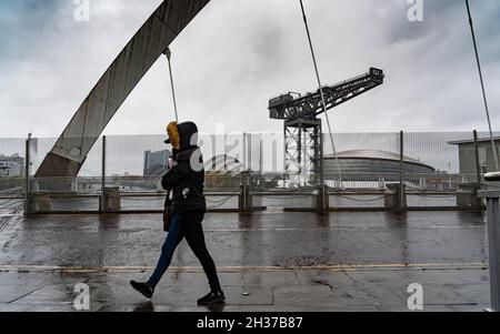 Glasgow, Schottland, Großbritannien. Oktober 2021. Weniger als eine Woche vor dem Beginn der UN-Klimakonferenz in Glasgow wurde das Gelände von einem Ring aus Stahlzäunen umgeben. Der angrenzende Clydeside Expressway ist ebenfalls für den Verkehr gesperrt. Iain Masterton/Alamy Live News. Stockfoto