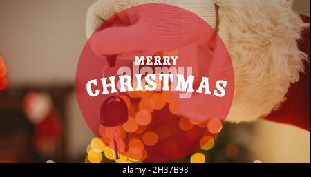Komposition aus fröhlichem weihnachtstext über der Hand des weihnachtsmanns mit den Autoschlüssel Stockfoto