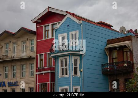 Balat, Fatih, Istanbul, Türkei-Oktober-Samstag-2021: Wolkiges Wetter. Balat, berühmt für seine bunten und alten Häuser. Blaue, gelbe und rote Geschichte Stockfoto