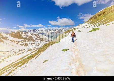 Schweizer beim Spaziergang im Schnee auf dem vereisten Pfad von Muottas Muragl in der Schweiz. Beliebte Bergtour im Schnee im Kanton Graubünden der Schweiz. Stockfoto