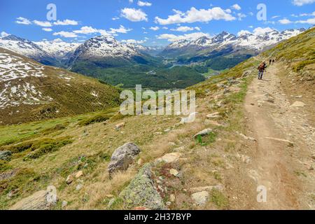 Die Schweizer wandern auf dem Bergweg von Muottas Muragl in der Schweiz. Beliebte Bergtour im Schnee im Kanton Graubünden Stockfoto