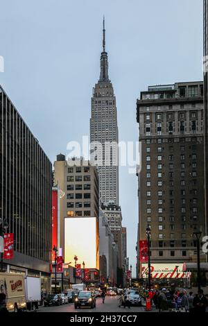 NEW YORK, NY, USA - 05. NOVEMBER 2014: Empire State Building Blick von der Straße in der Nähe des Madison Square Garden in New York City mit Abendlicht Stockfoto