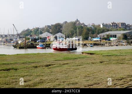 Blick auf River Rother Fischerboote im Hafen und Landschaft im Herbst mit Blick auf die Stadt Rye in Kent, England, Großbritannien, KATHY DEWITT Stockfoto