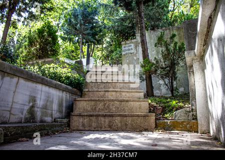 Eyup, Istanbul, Türkei-Oktober-Mittwoch-2021: Grüne Bäume und Treppen im Inneren des Friedhofs Stockfoto