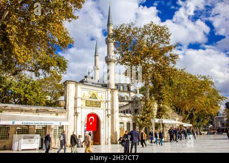 Eyüp, Istanbul, Türkei-Oktober-Mittwoch-2021: Eyüp Sultan Moschee und Verehrer. Es ist auf Türkisch als 'Eyüp Sultan Camii' bekannt. Stockfoto