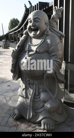 Eine Statue eines lachenden Mannes am Eingang eines Cafés in Ayia Napa, Zypern Stockfoto