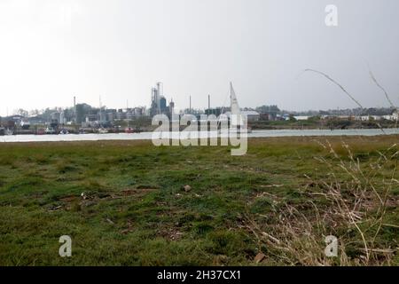 Sehen Sie sich das Boot auf dem Rother River an, das an der Tradbe Solvent Recycling Plant in Rye East Sussex Kent England vorbeifährt Stockfoto