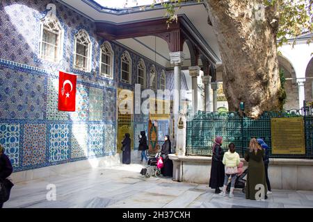 Eyüp, Istanbul, Türkei-Oktober-Mittwoch-2021: Eyüp Sultan Moschee und Verehrer. Es ist auf Türkisch als 'Eyüp Sultan Camii' bekannt. Stockfoto