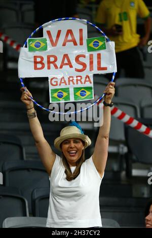 26. Oktober 2021; CommBank Stadium, Parramatta, New South Wales, Australien; Fußballfreundlich für Frauen, Australien gegen Brasilien; brasilianischer Fan unterstützt ihr Team Stockfoto