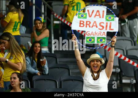 26. Oktober 2021; CommBank Stadium, Parramatta, New South Wales, Australien; Fußballfreundlich für Frauen, Australien gegen Brasilien; brasilianischer Fan unterstützt ihr Team Stockfoto