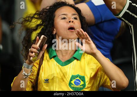 26. Oktober 2021; CommBank Stadium, Parramatta, New South Wales, Australien; Fußballfreundlich für Frauen, Australien gegen Brasilien; brasilianischer Fan unterstützt ihr Team Stockfoto