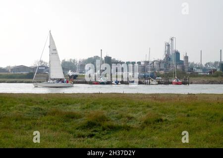 Sehen Sie sich das Boot auf dem Rother River an, das an der Tradbe Solvent Recycling Plant in Rye East Sussex Kent England vorbeifährt Stockfoto