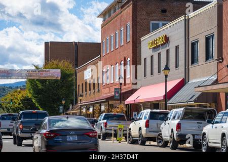 Main Street Scene im Stadtzentrum von Franklin, North Carolina, an einem wunderschönen Herbsttag in den Blue Ridge Mountains. (USA) Stockfoto