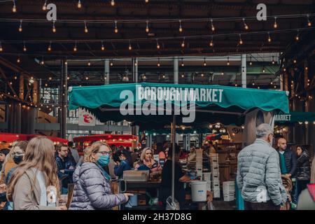 London, Großbritannien - 17. Oktober 2021: Namensschild auf einem Stallschirm im Borough Market, einem der größten und ältesten Lebensmittelmärkte in London, Großbritannien, Menschen Stockfoto