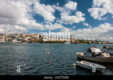 Fatih, Istanbul, Türkei-Oktober-Mittwoch-2021: Blick auf den Bosporus vom Ufer des Goldenen Horns. Boote warten im Meer Stockfoto