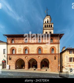 Saluzzo, Cuneo, Italien - 19. Oktober 2021: Fassade des alten Rathauses (15. Jahrhundert) in Salita al Castello mit dem Bürgerturm in der Altstadt Stockfoto