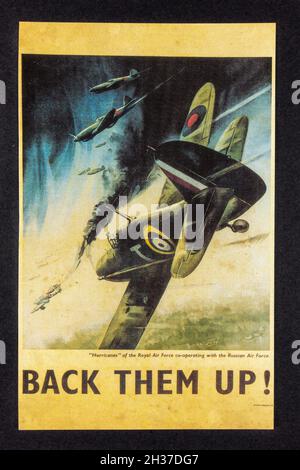 Replik-Propaganda-Poster des Zweiten Weltkriegs „Back Them Up!“ Zeigt die Hurricanes der RAF, die die russische Luftwaffe unterstützen, aus einem Erinnerungsstück der RAF. Stockfoto