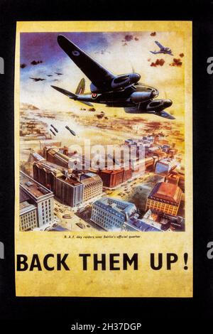 Replik-Propaganda-Poster des Zweiten Weltkriegs „Back Them Up!“ Zeigt einen RAF-Tag-Raider-Razzia auf Berlin, von einem RAF-bezogenen Erinnerungsstück. Stockfoto