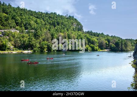 New Paltz, New York - 11. Juli 2015: Hotelgäste von Mohonk Mountain House Bootstouren auf dem Mohonk Lake im Upstate New York. Stockfoto