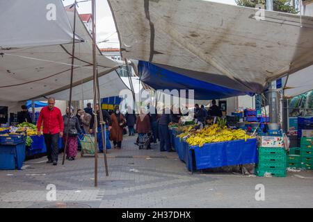 Fatih, Istanbul, Türkei-Oktober-Mittwoch-2021: Nachbarschaftsmarkt. Die Leute kaufen ein. Auf Türkisch als „Carsamba Pazari“ bekannt Stockfoto