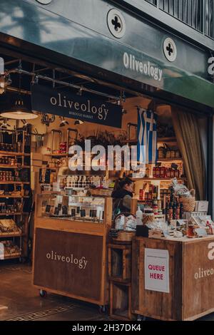 London, Großbritannien - 17. Oktober 2021: Oliveology Kiosk im Borough Market, einem der größten und ältesten Lebensmittelmärkte in London. Stockfoto