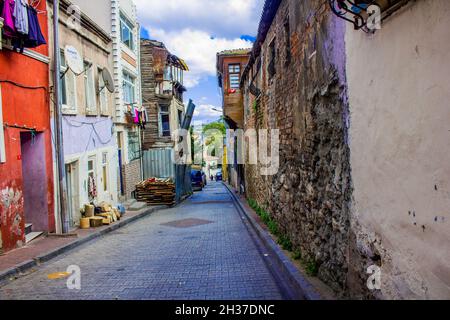 Fatih, Istanbul, Türkei-Oktober-Mittwoch-2021: Historische Straßenansicht im Cibali Bezirk Stockfoto