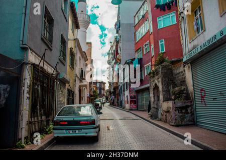 Fatih, Istanbul, Türkei-Oktober-Mittwoch-2021: Historische Straßenansicht im Cibali Bezirk Stockfoto