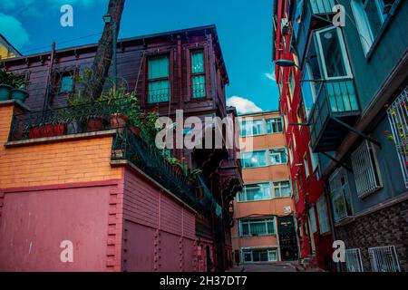 Fatih, Istanbul, Türkei-Oktober-Mittwoch-2021: Historische Straßenansicht und veraltete Häuser im Cibali-Viertel Stockfoto