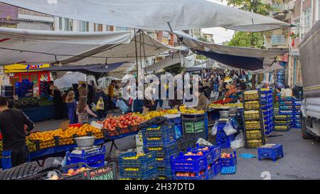 Fatih, Istanbul, Türkei-Oktober-Mittwoch-2021: Nachbarschaftsmarkt. Die Leute kaufen ein. Auf Türkisch als „Carsamba Pazari“ bekannt Stockfoto