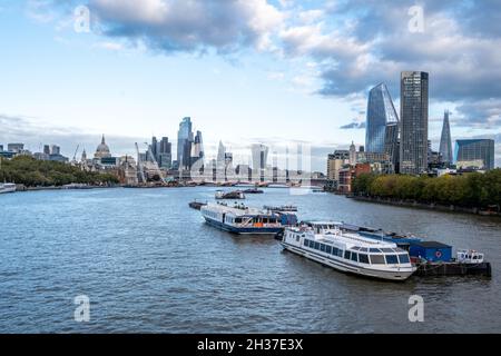 London Skyline Blick Nach Osten Die Themse Mit Vergnügen Party Boote Festgemacht Während Covid-19 Coronavirus Lockdown With No People Stockfoto