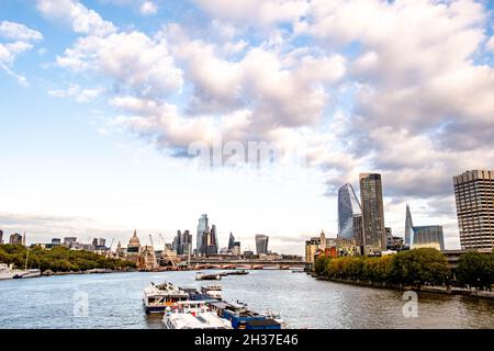 London Skyline Blick Nach Osten Die Themse Mit Vergnügen Party Boote Festgemacht Während Covid-19 Coronavirus Lockdown With No People Stockfoto