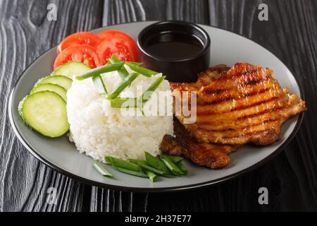 COM Tam Vietnamese Broken Rices mit gegrilltem Schweinefleisch in Nahaufnahme auf einem Teller auf dem Tisch. Horizontal Stockfoto