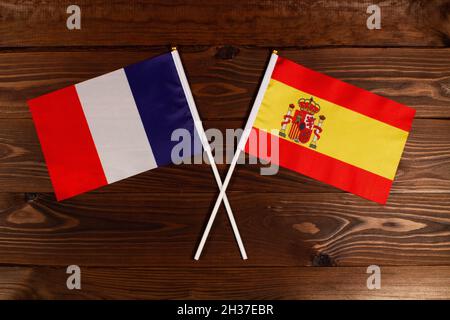 Die Flagge Frankreichs und die Flagge Spaniens kreuzen sich. Frankreich gegen Spanien Stockfoto