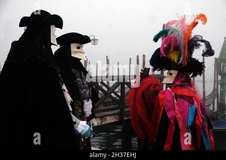 Masken posieren für Fotografen während des Karnevals in Venedig. Venedig. Venedig, Italien, 5. März 2019. Stockfoto