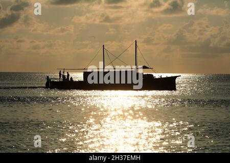 MALEDIVEN, ARI ATOLL, DHONI MIGHILI INSEL, JEDER GAST HAT SEINE VILLA UND SEIN EIGENES TRADITIONELLES BOOT (DHONI) Stockfoto