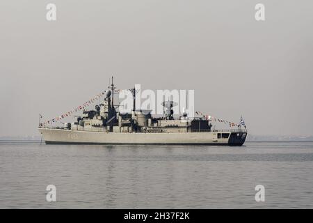 Thessaloniki, Griechenland - Oktober 28 2019: Hellenic Navy Frigate HS Kanaris auf See. Kortenaer-Klasse (S) Kriegsschiff vor dem Stadthafen festgemacht, während eines nationalen Feiertags. Stockfoto