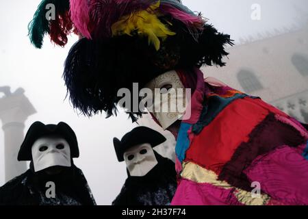 Masken posieren für Fotografen während des Karnevals in Venedig. Venedig. Venedig, Italien, 5. März 2019. Stockfoto