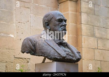 Metallbüste von Winston Churchill auf einem Marmorsockel Stockfoto