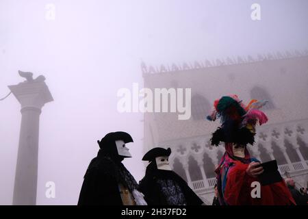 Masken posieren für Fotografen während des Karnevals in Venedig. Venedig. Venedig, Italien, 5. März 2019. Stockfoto