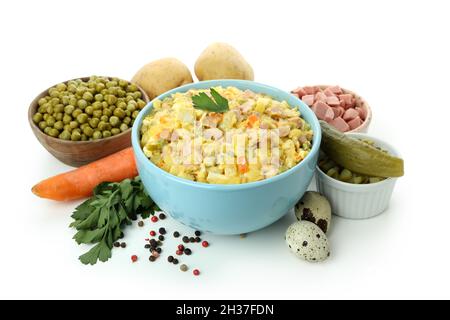Olivier-Salat und Zutaten auf weißem Hintergrund isoliert Stockfoto