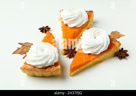 Stücke von Kürbiskuchen auf weißem Hintergrund, Nahaufnahme Stockfoto