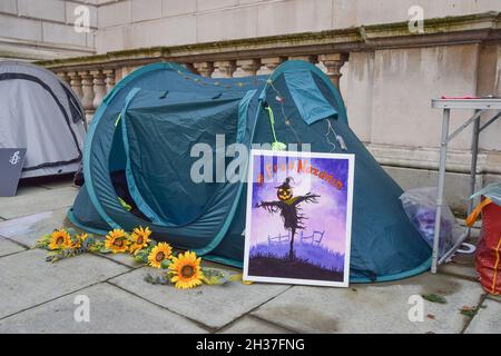 London, Großbritannien. Oktober 2021. Richard Ratcliffe, der Ehemann des britisch-iranischen Hilfsarbeiters Nazanin Zaghari-Ratcliffe, setzt seinen Hungerstreik vor dem Auswärtigen Amt in Whitehall fort und fordert die britische Regierung auf, mehr zu tun, um bei ihrer Freilassung zu helfen. Nazanin Zaghari-Ratcliffe ist seit 2016 im Iran inhaftiert, weil er angeblich Propaganda gegen die iranische Regierung verbreitet hat. Kredit: Vuk Valcic / Alamy Live Nachrichten Stockfoto