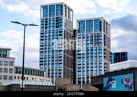 Zwei Symmetrische Commercial Highrise Tower-Blocks In Der Waterloo Skyline London With No People Stockfoto