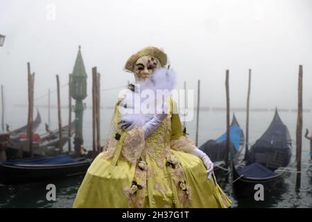 Masken posieren für Fotografen während des Karnevals in Venedig. Venedig. Venedig, Italien, 5. März 2019. Stockfoto