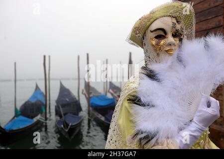 Masken posieren für Fotografen während des Karnevals in Venedig. Venedig. Venedig, Italien, 5. März 2019. Stockfoto