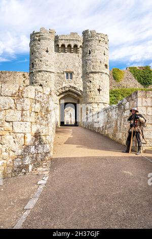 Eine Wache (Schauspieler), die Carisbrooke motte-and-bailey Castle in der Nähe von Newport, Isle of Wight, England, verteidigt Stockfoto