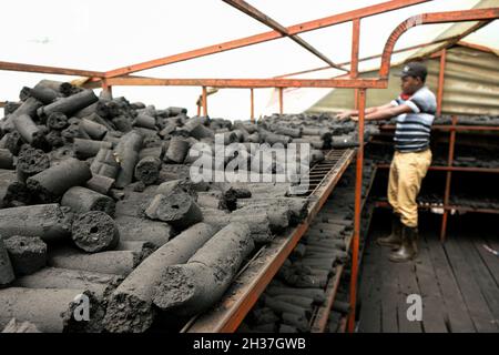 (211026) -- WAKISO, 26. Oktober 2021 (Xinhua) -- Briketts werden auf Tabletts in einer Trockner-Werkstatt in der St. Kizito High School in Namugongo, Wakiso District, Uganda, 14. Oktober 2021 ausgestellt. UM ZU SAGEN: „Feature: Ugandische Lehrer greifen auf Überlebensfähigkeiten zu, da Schulen wegen COVID-19 geschlossen bleiben“ (Foto: Hadarah Nalwadda/Xinhua) Stockfoto