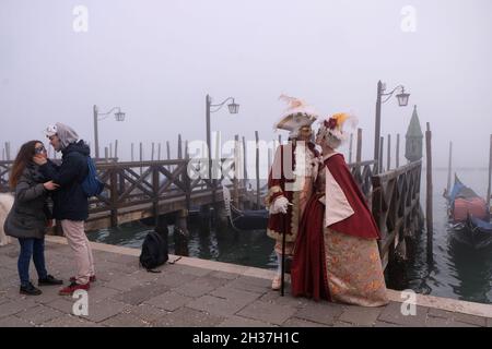 Masken posieren für Fotografen während des Karnevals in Venedig. Venedig. Venedig, Italien, 5. März 2019. Stockfoto