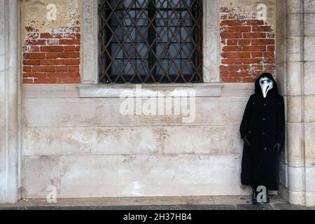 Masken posieren für Fotografen während des Karnevals in Venedig. Venedig. Venedig, Italien, 5. März 2019. Stockfoto