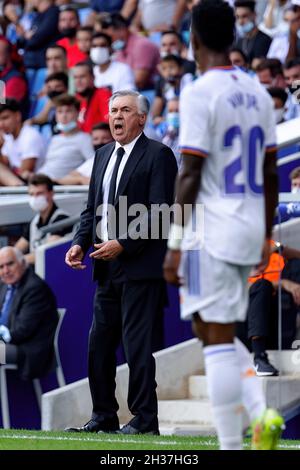 BARCELONA - OCT 3: Der Manager Carlo Ancelotti während des La Liga-Spiels zwischen RCD Espanyol und Real Madrid CF am 3. Oktober 2021 im RCDE-Stadion Stockfoto